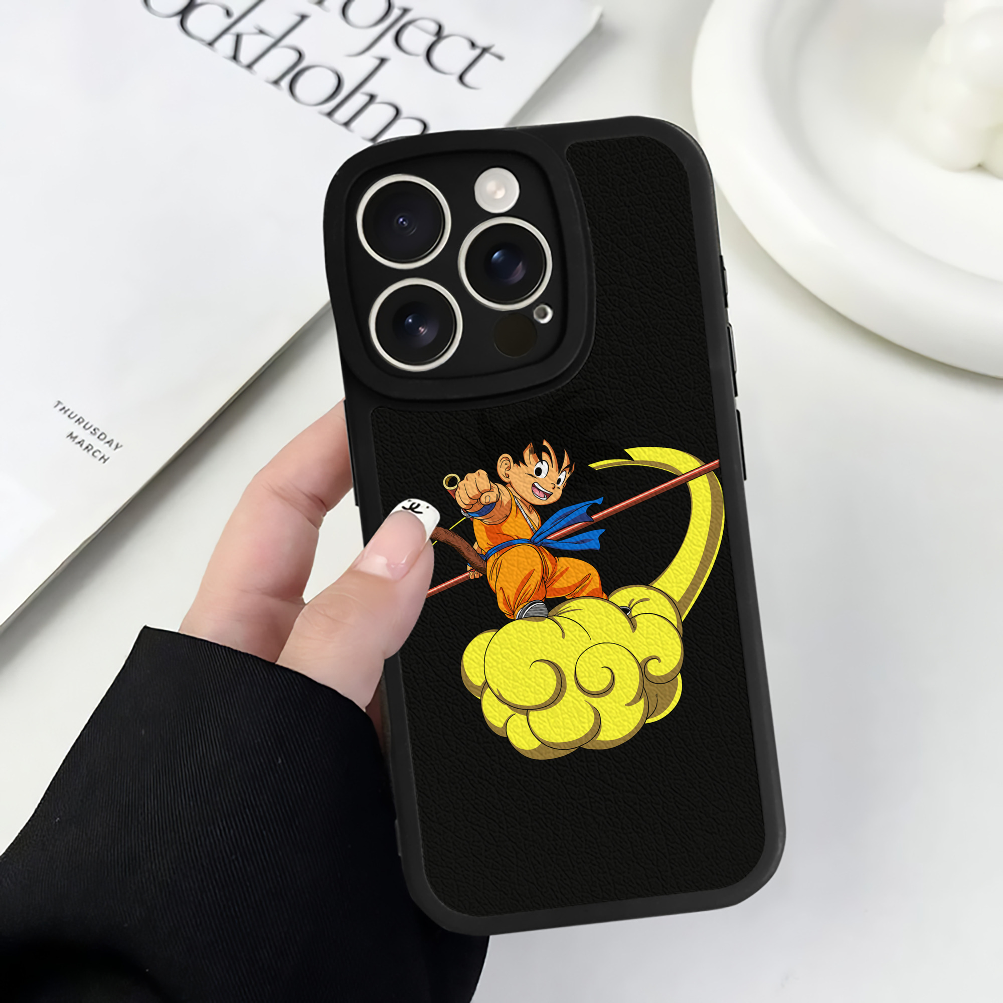 （画像用） ドラゴンボール 孫悟空（そん ごくう）Son Goku カカロット DRAGON BALL Kakarotto 【iPhone 16シリーズ対応】シリコンスマホケース（レザー調） 材質：シリコン